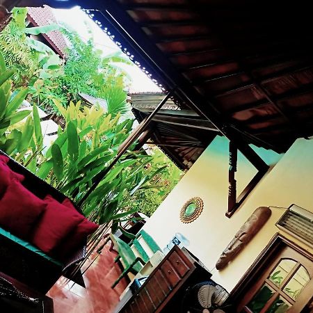 Villa Layang Bulan A Homey Guesthouse For Men Near The Beach In North Kuta Denpasar  Bagian luar foto