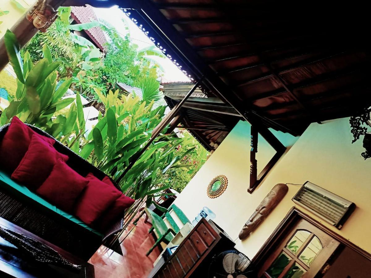 Villa Layang Bulan A Homey Guesthouse For Men Near The Beach In North Kuta Denpasar  Bagian luar foto