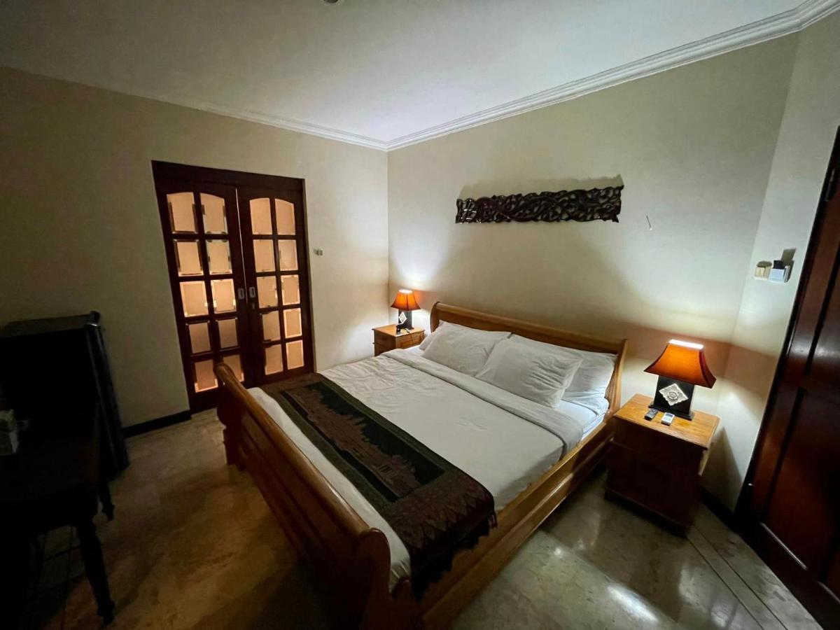 Villa Layang Bulan A Homey Guesthouse For Men Near The Beach In North Kuta Denpasar  Bagian luar foto