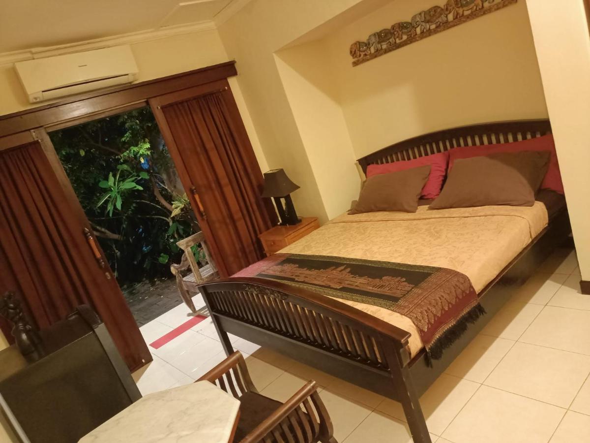 Villa Layang Bulan A Homey Guesthouse For Men Near The Beach In North Kuta Denpasar  Bagian luar foto