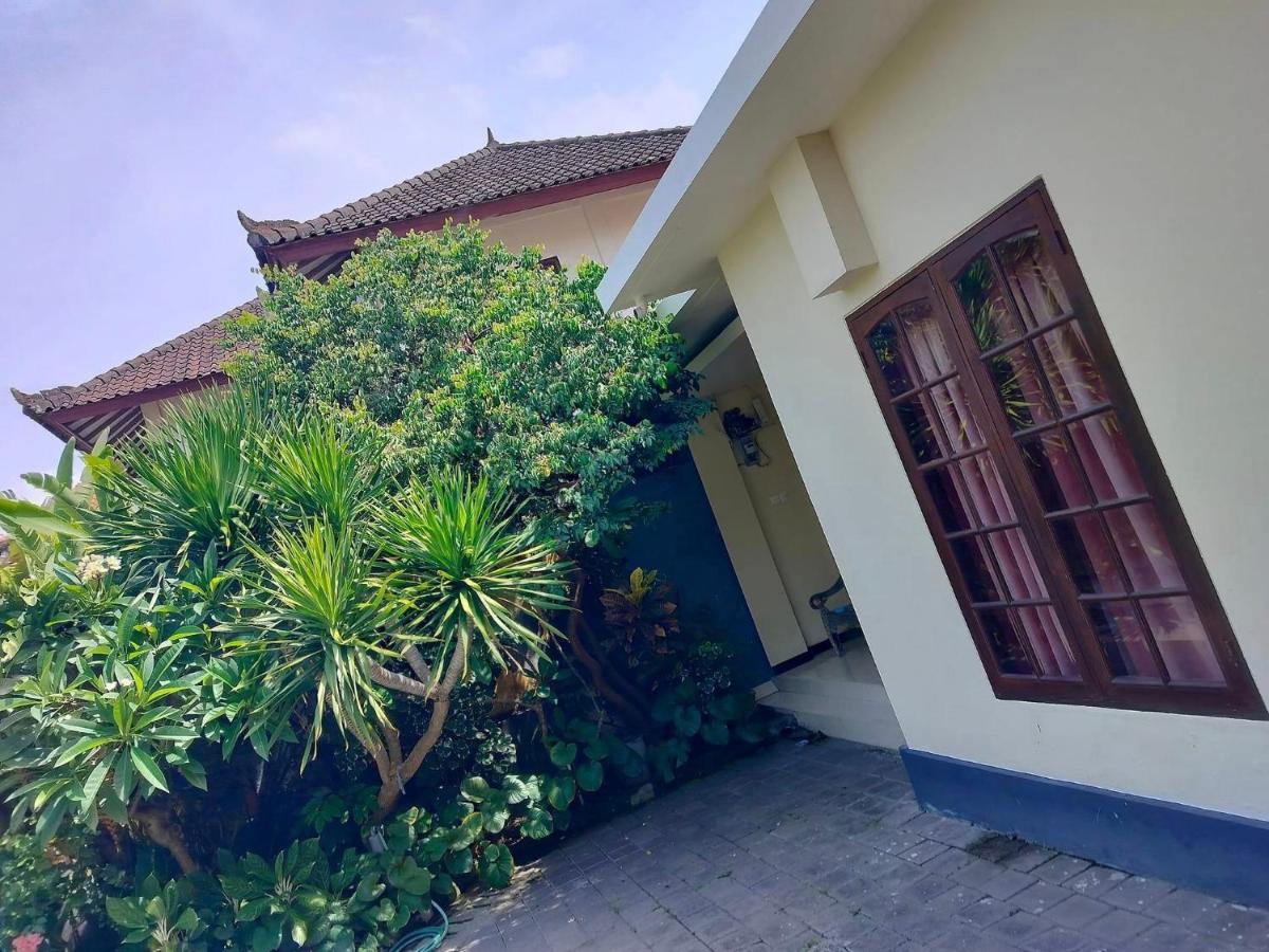 Villa Layang Bulan A Homey Guesthouse For Men Near The Beach In North Kuta Denpasar  Bagian luar foto