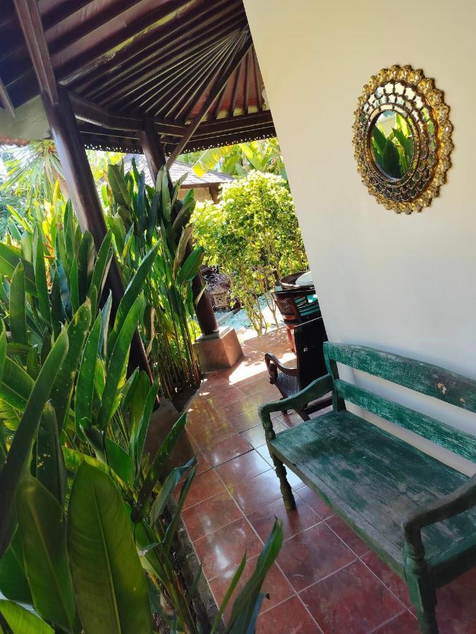 Villa Layang Bulan A Homey Guesthouse For Men Near The Beach In North Kuta Denpasar  Bagian luar foto