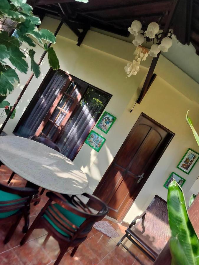 Villa Layang Bulan A Homey Guesthouse For Men Near The Beach In North Kuta Denpasar  Bagian luar foto