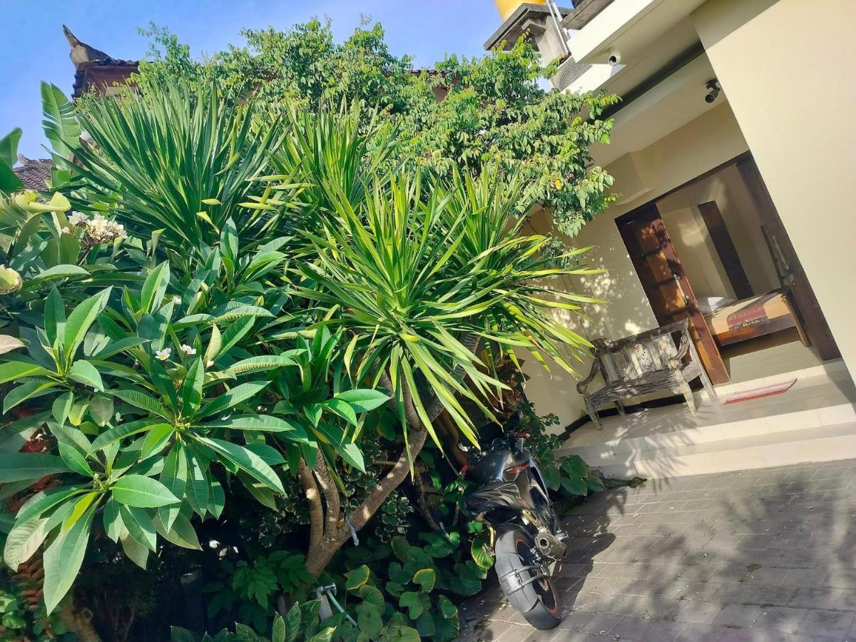 Villa Layang Bulan A Homey Guesthouse For Men Near The Beach In North Kuta Denpasar  Bagian luar foto