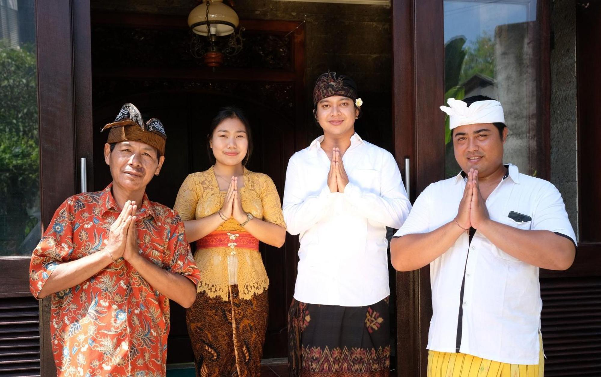 Villa Layang Bulan A Homey Guesthouse For Men Near The Beach In North Kuta Denpasar  Bagian luar foto